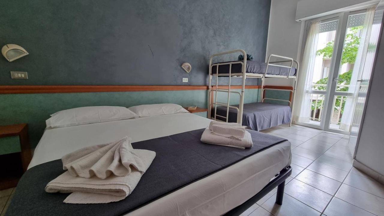 Hotel Costanza Чезенатико Екстериор снимка