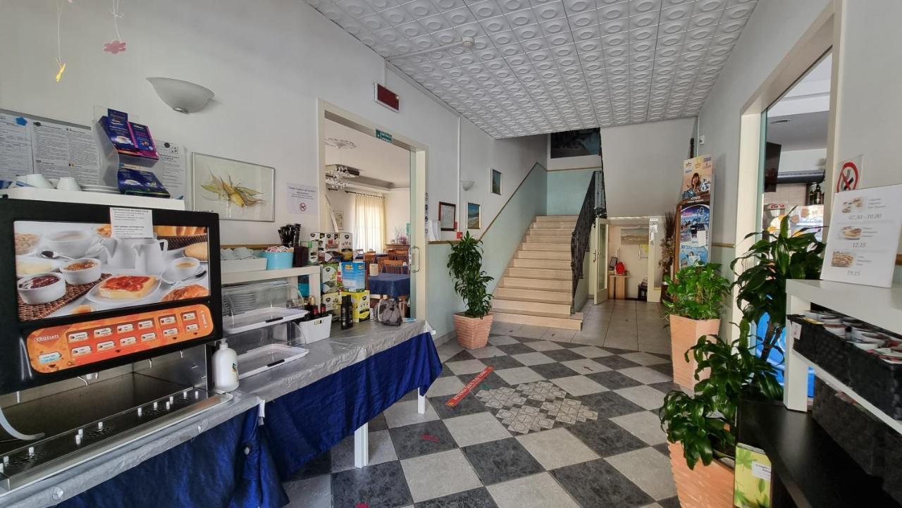 Hotel Costanza Чезенатико Екстериор снимка