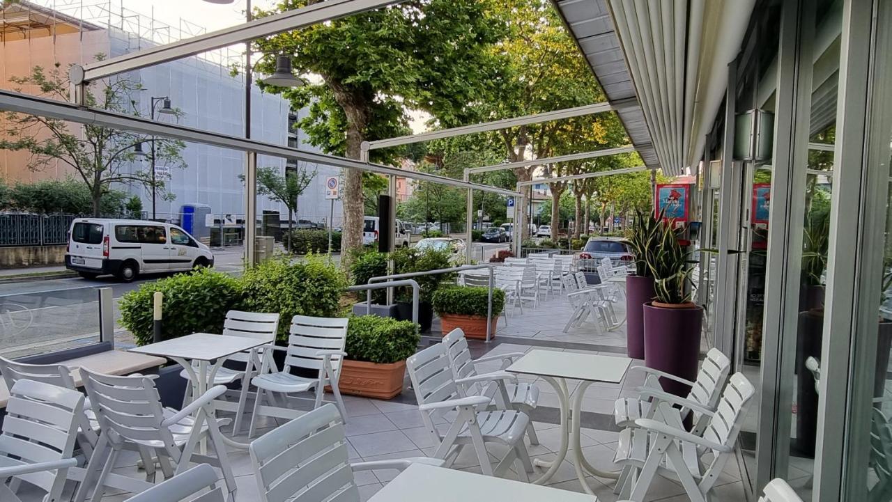 Hotel Costanza Чезенатико Екстериор снимка