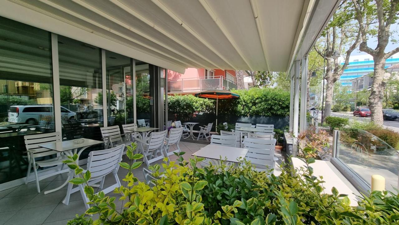 Hotel Costanza Чезенатико Екстериор снимка
