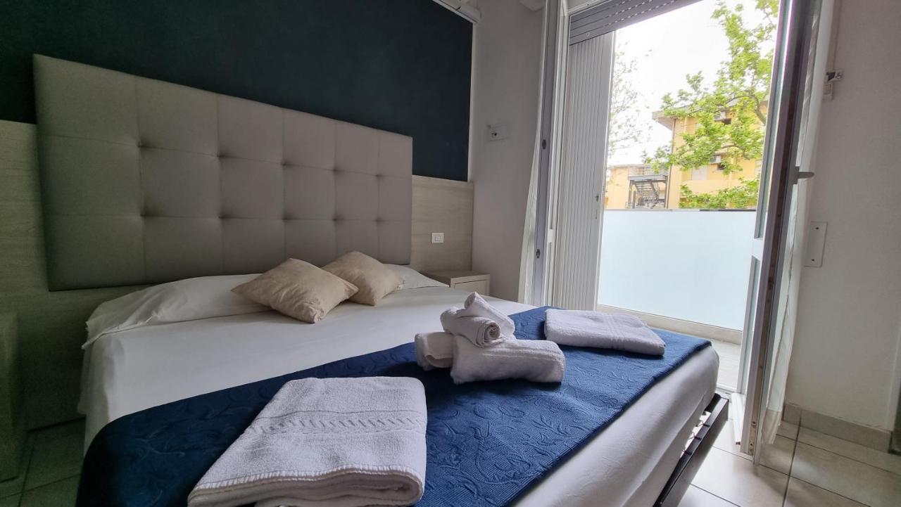 Hotel Costanza Чезенатико Екстериор снимка