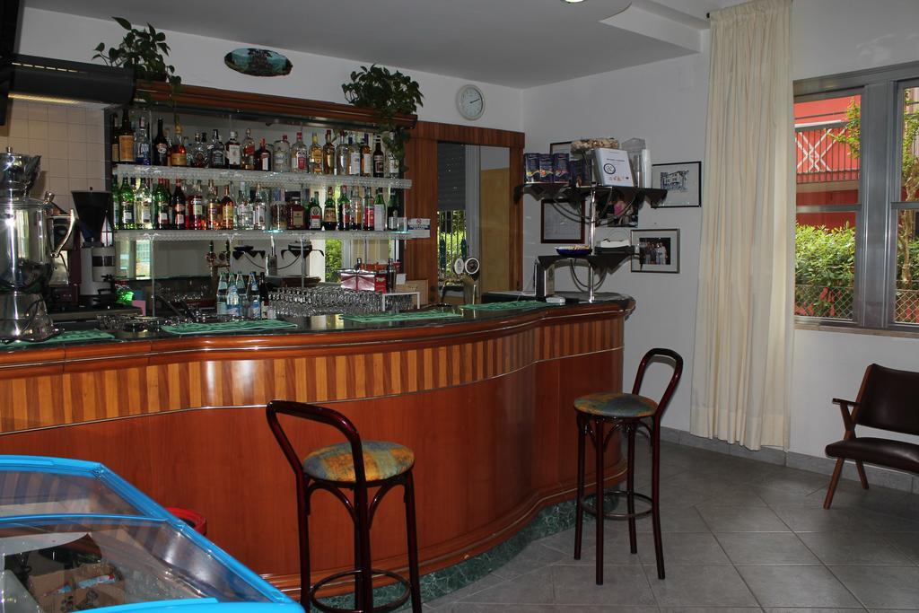 Hotel Costanza Чезенатико Екстериор снимка