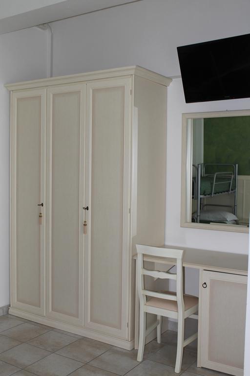 Hotel Costanza Чезенатико Стая снимка