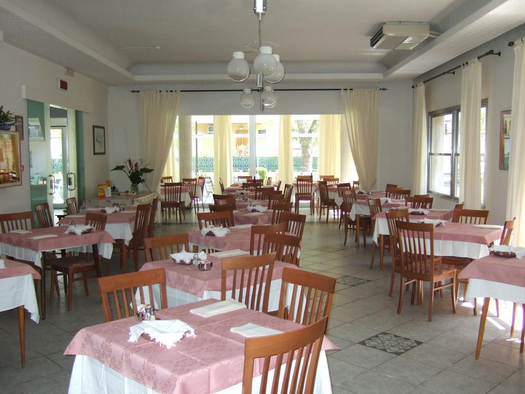 Hotel Costanza Чезенатико Екстериор снимка